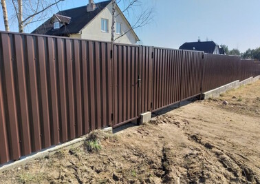 Забор из профлиста 30 метров на фундаменте с распашными воротами и калиткой